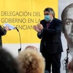 El ministro de Cultura, José Manuel Rodríguez Uribes y el president Puig, aplauden tras recitar unos poemas durante el homenaje al poeta Miguel Hernández con motivo del 110 aniversario de su nacimiento.