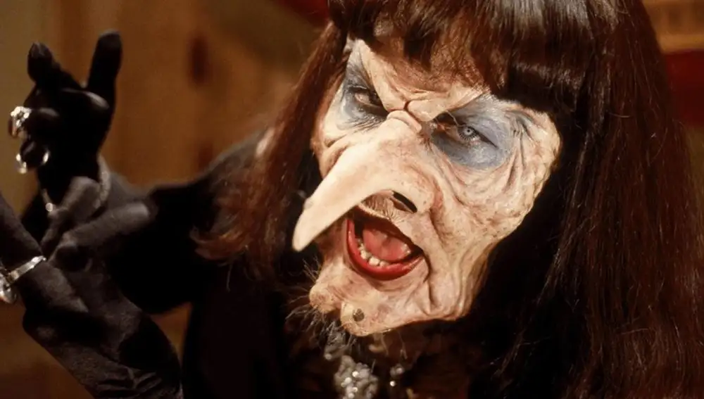 Anjelica Huston caracterizada de la Gran Bruja en la versión de los noventa, &quot;La maldición de las brujas&quot;