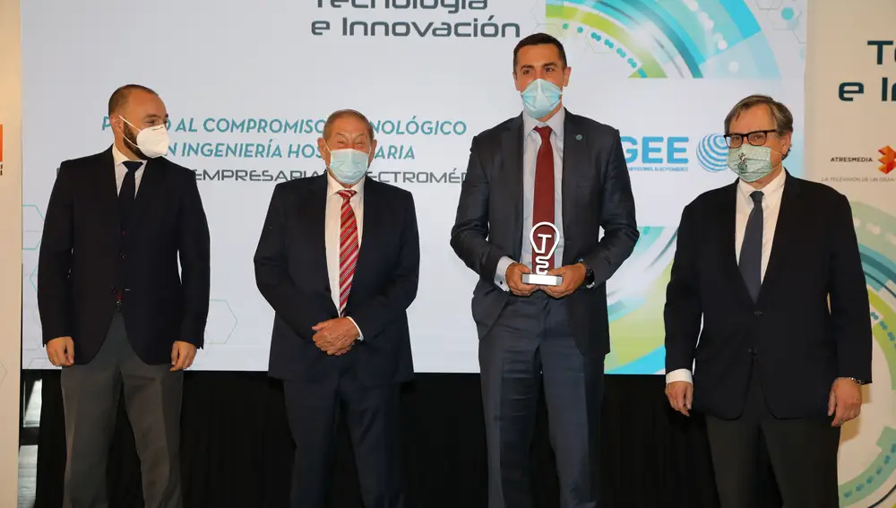Raúl Delgado Acarreta y Raúl Delgado Chacón, en nombre de todo el Grupo Empresarial Electromédico (GEE), con el Premio al compromiso tecnológico en ingeniería hospitalaria