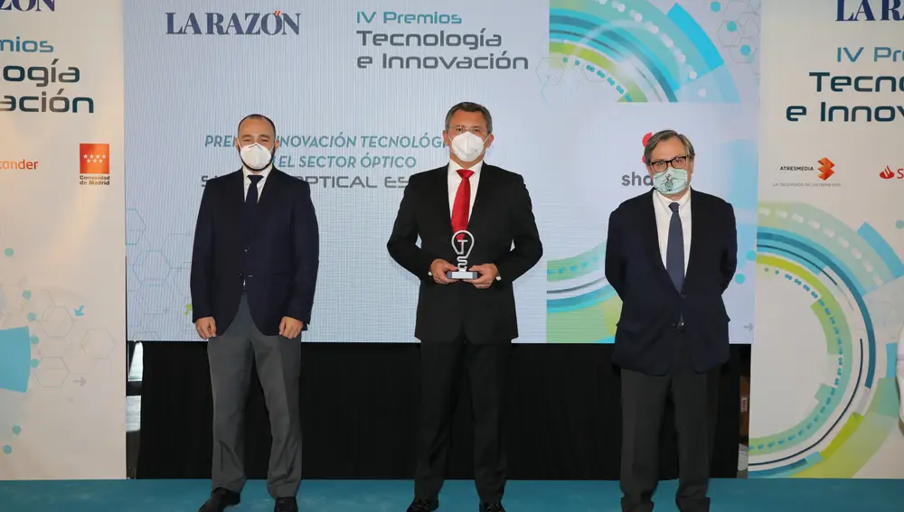 Ricardo Wu Palacios, director general de Shamir Optical España, con el Premio a la Innovación Tecnológica en el Sector Óptico
