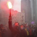 Manifestantes contra el fallo del Constitucional encienden bengalas en Kiev
