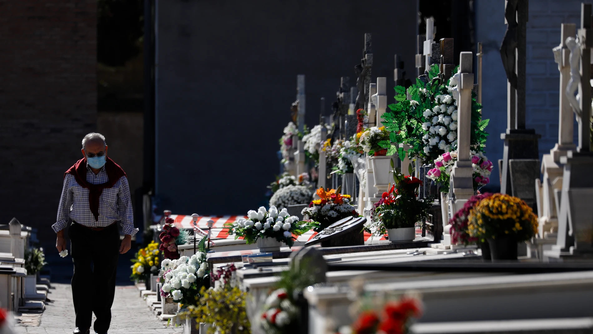 Un hombre camina por las instalaciones del Cementerio Cristo de la Salud Espinardo en Murcia