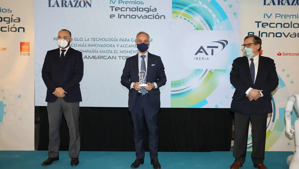 Juan José Marco, director general de BAT, con el galardón a la Innovación por su producto GLO, la tecnología para calentar tabaco más innovadora