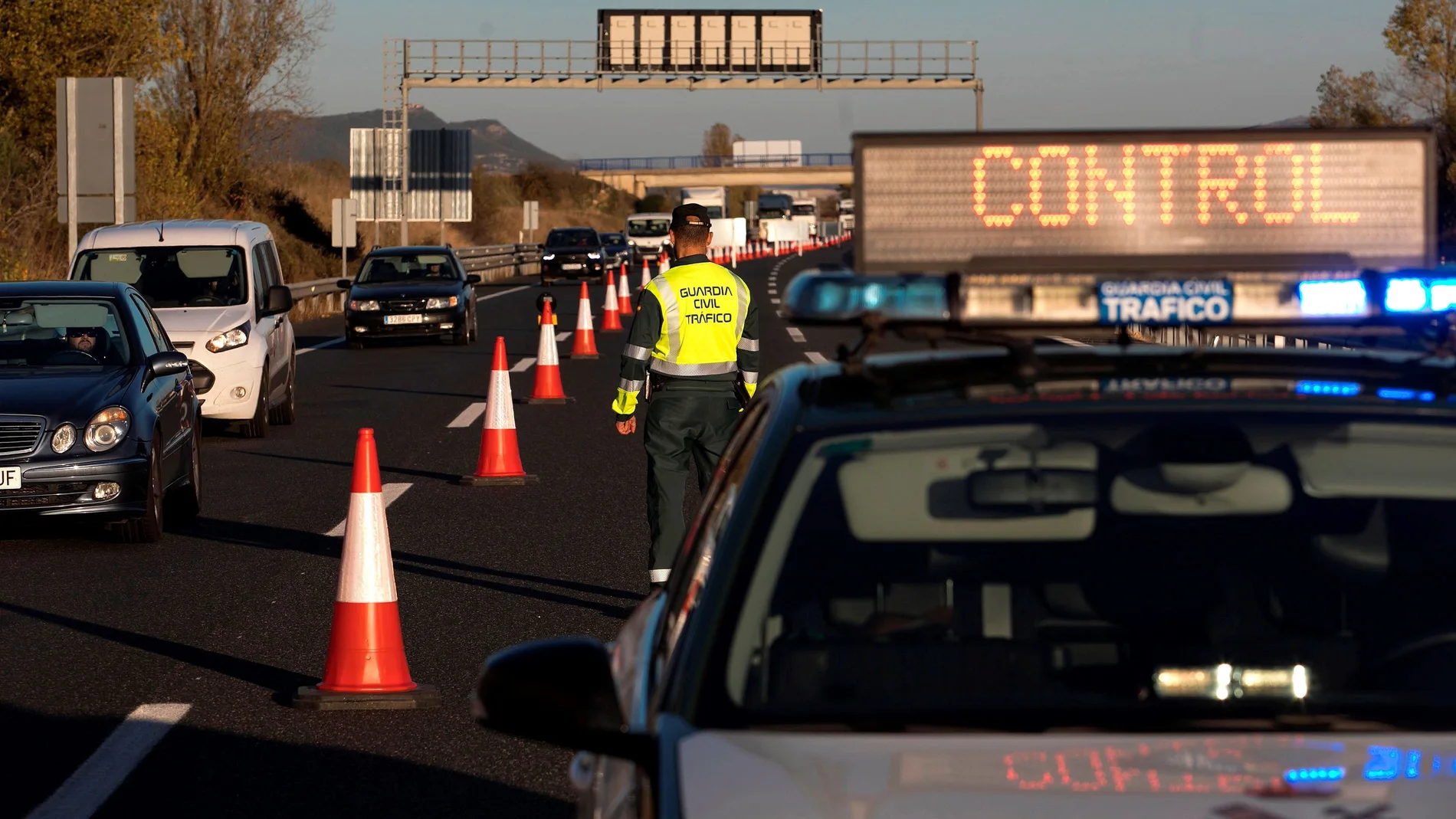 Agentes de la Guardia Civil durante el control hoy Viernes en al autovía A1 a la altura de la localidad burgalesa de Miranda de Ebro, tras el confinamiento perimetral decretado en la comunidad de Castilla y León. EFE / Santi Otero.