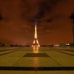 La Torre Eiffel, desierta tras decretar el Gobierno francés un confinamiento hasta el 1 de diciembre