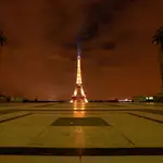 La Torre Eiffel, desierta tras decretar el Gobierno francés un confinamiento hasta el 1 de diciembre