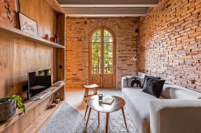 Coblonal Interiorismo ha sido el estudio encargado de diseñar una vivienda acogedora y con encanto destinado al alquiler en plena Barcelona en la que la madera toma el papel de protagonista principal.