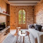 Coblonal Interiorismo ha sido el estudio encargado de diseñar una vivienda acogedora y con encanto destinado al alquiler en plena Barcelona en la que la madera toma el papel de protagonista principal.