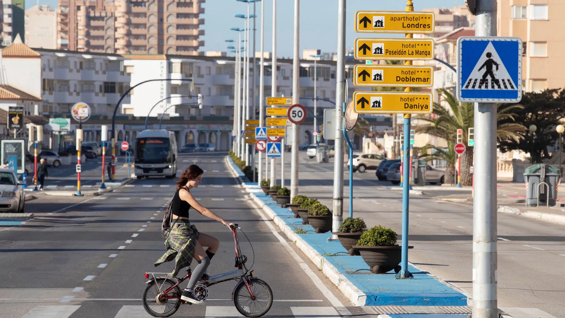 Una ciclista cruza un paso de peatones