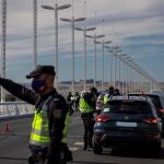Agentes del Cuerpo Nacional de Policía durante los controles de movilidad a conductores en la salida de Sevilla en la pandemia. EFE/Julio Muñoz