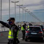 Agentes del Cuerpo Nacional de Policía durante los controles de movilidad a conductores en la salida de Sevilla en la pandemia. EFE/Julio Muñoz