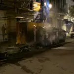 Contenedores quemados durante la protesta de negacionistas contra el toque de queda en Bilbao