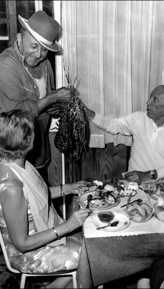 En la imagen, el pintor Pablo Picasso comiendo langosta.