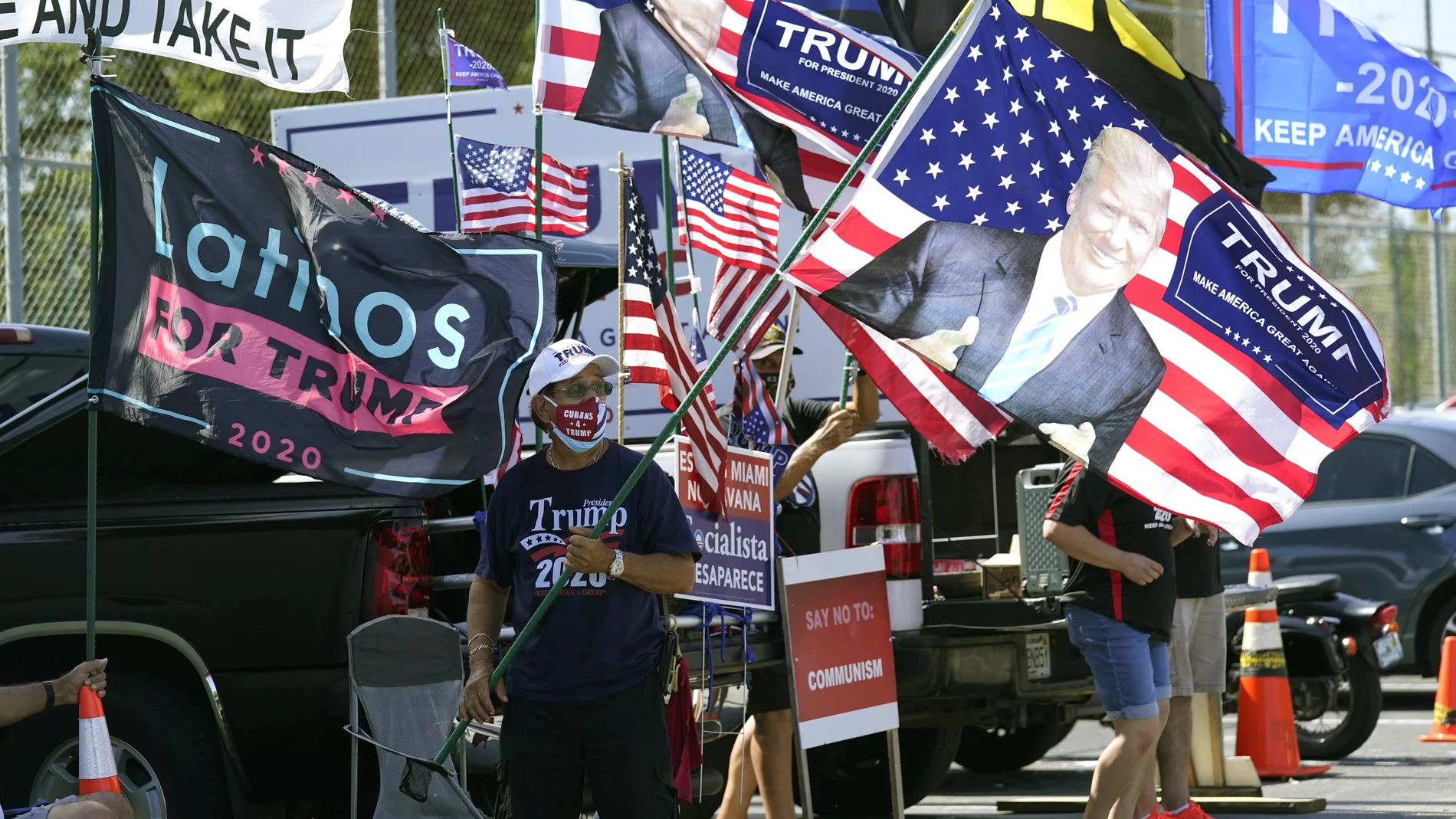 Orlando Bacallao ondea su bandera con la cara del presidente Donald Trump en Hialeah