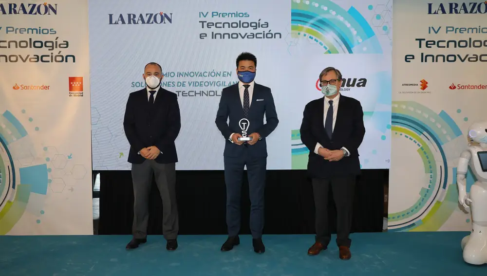 Dennis Meng, CEO de Dahua Iberia, recoge el Premio a la innovación en soluciones de videovigilancia