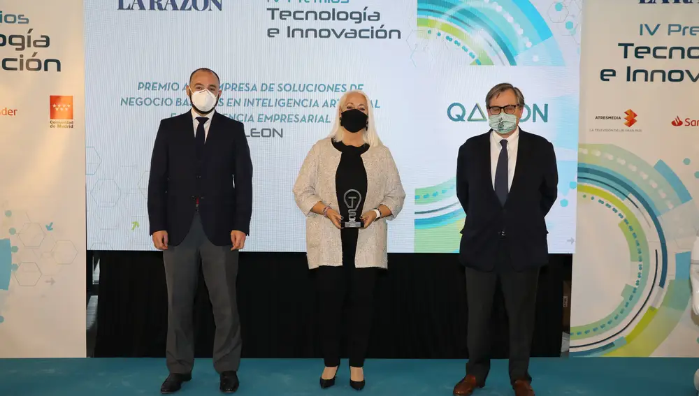 María J. Alonso, CEO de QALEON, con el Premio Empresa de soluciones de negocio basadas en Inteligencia Artificial e Inteligencia Empresarial