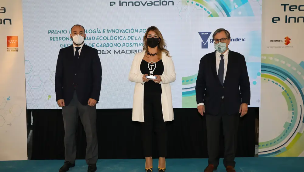 Inmaculada Palomo Lucena, delegada técnica del Grupo Index, con la estatuilla del Premio Tecnología e Innovación por la Responsabilidad ecológica de la casa geosolar de carbono positivo
