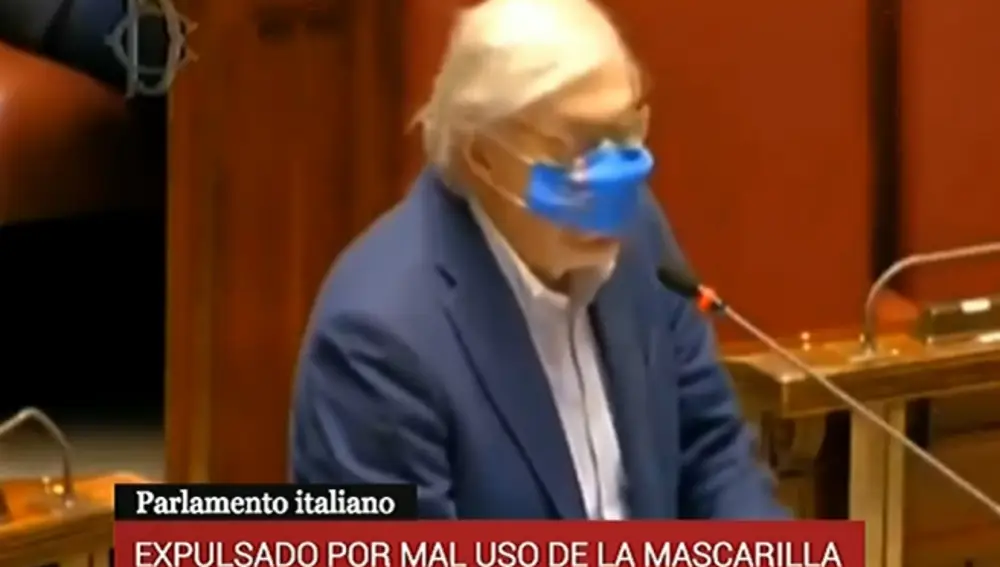 Vittorio Sgarbi con la mascarilla únicamente cubriéndole la nariz