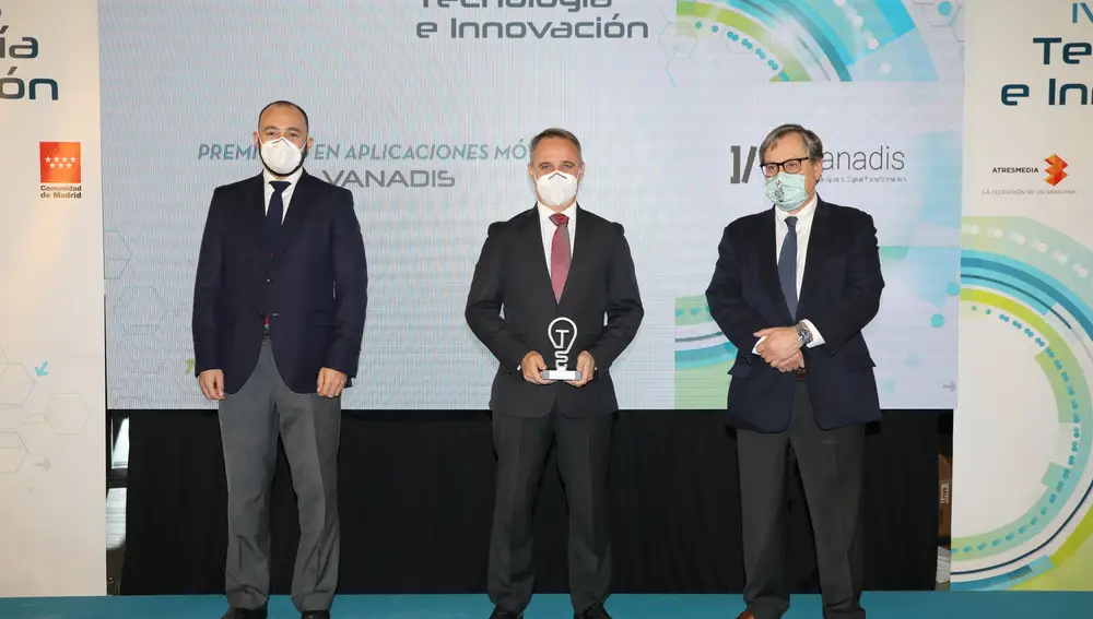Alfonso Sánchez Valdeolivas, CEO de Vanadis, con el Premio I+D en aplicaciones móviles