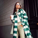 María Fernández-Rubíes y el abrigo de Zara que es mejor que cualquier sobrecamisa.