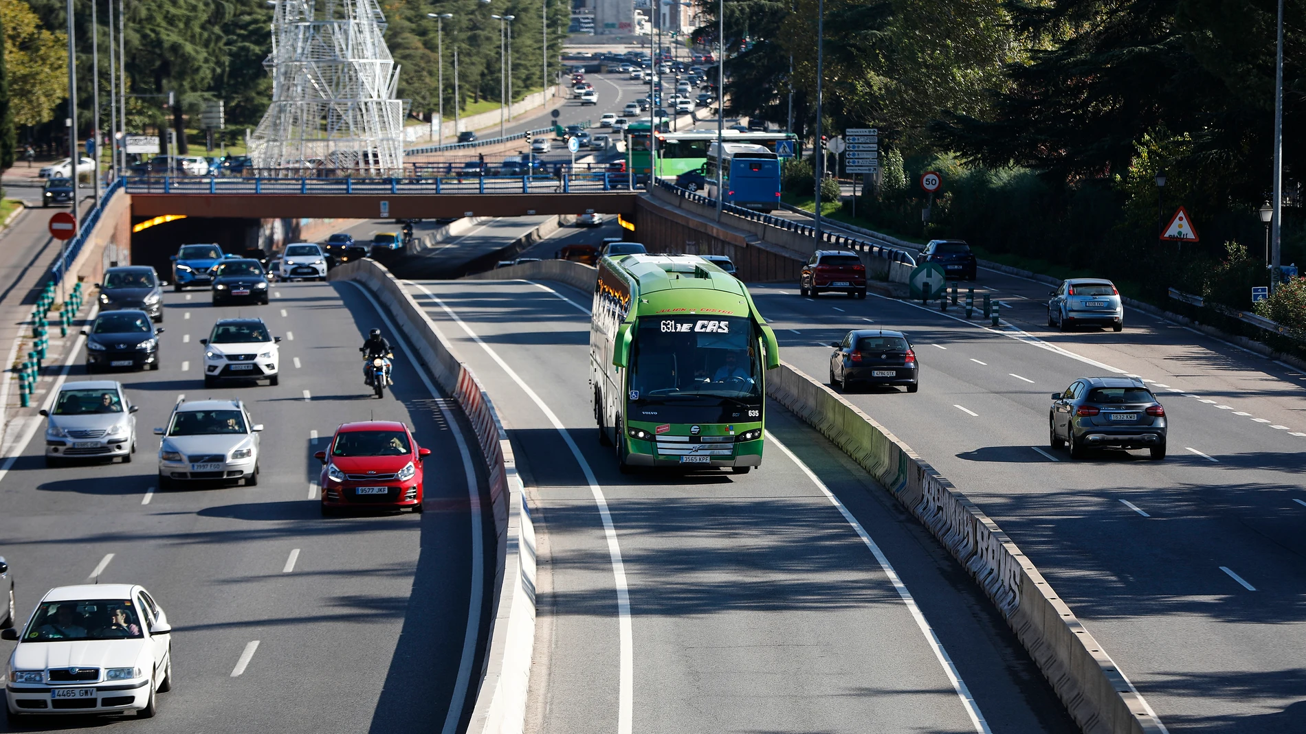Madrid no aplicará nuevos impuestos a las emisiones de coches