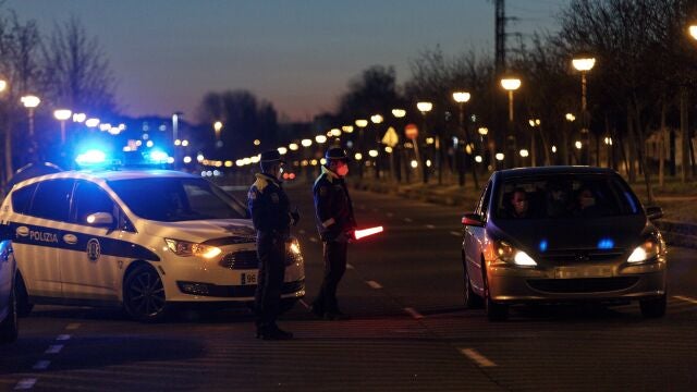 Agentes de la Ertzaintza y de la Policía Local realizan un control de tráfico a la salida de Vitoria