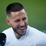 Eden Hazard, sonriente, atiende a los medios tras el Real Madrid-Huesca