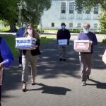 Voluntarios entregando cajas que contienen peticiones firmadas a favor de la medida de despenalizar la posesión de pequeñas cantidades de droga en Oregón