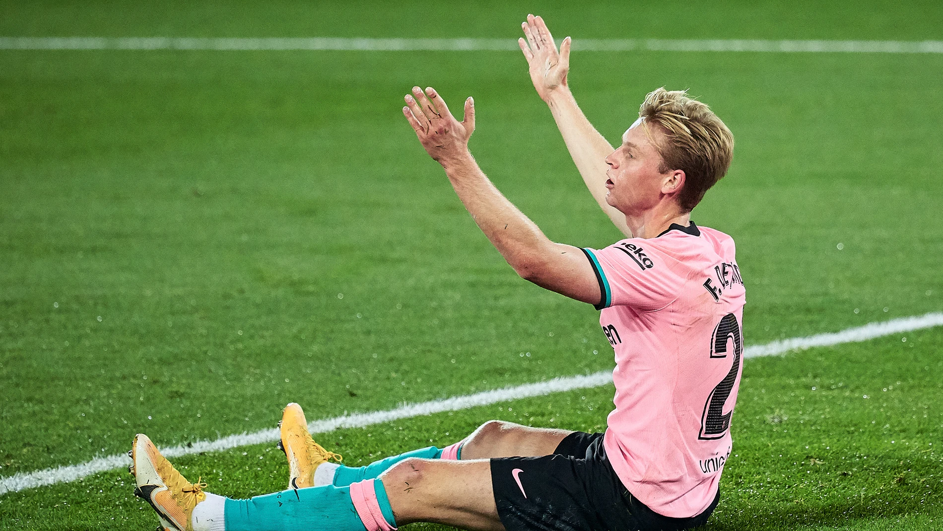 De Jong se queja en el suelo tras la polémica acción