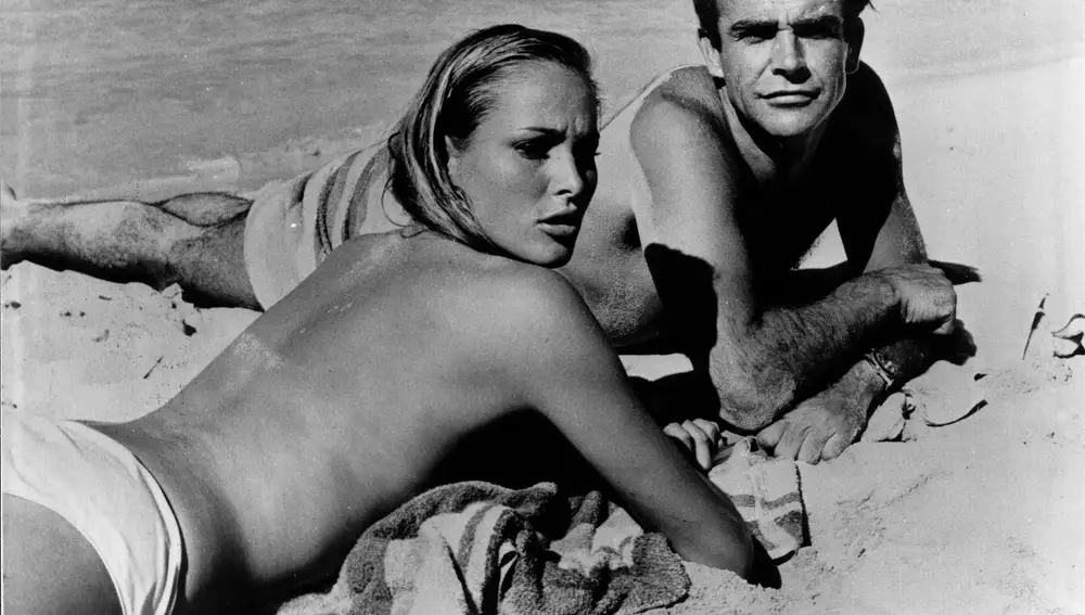 Sean Connery y Ursula Andrews en la película James Bond 007: Doctor No&quot;