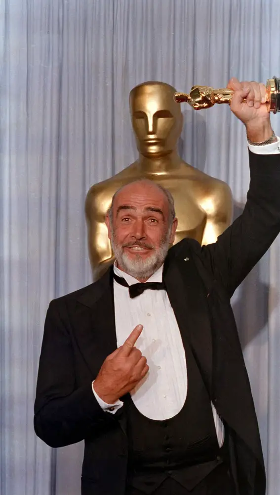Sean Connery levanta el Oscar al mejor actor secundario en 1988.