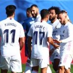 Eden Hazard es felicitado por Marcelo, Lucas Vázquez y Asensio tras su gol al Huesca