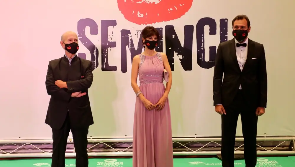 Alfombra roja de la gala de clausura de la 65ª Semana Internacional de Cine de Valladolid. De izquierda a derecha, el director de la Seminci, Javier Angulo; la concejala de Cultura, Ana Redondo; y el alcalde de Valladolid, Óscar Puente