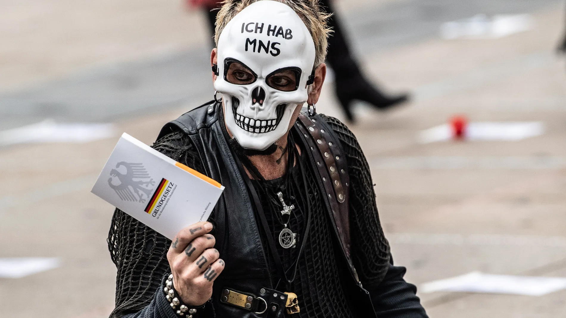Un hombre en Berlín en una protesta con las restricciones por la covid