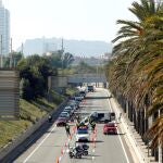 Vista de un control de la Guardia Urbana en la Ronda del Litoral en Barcelona este sábado, cuando las nuevas medidas aprobadas por el Govern de la Generalitat para la contención del Covid-19