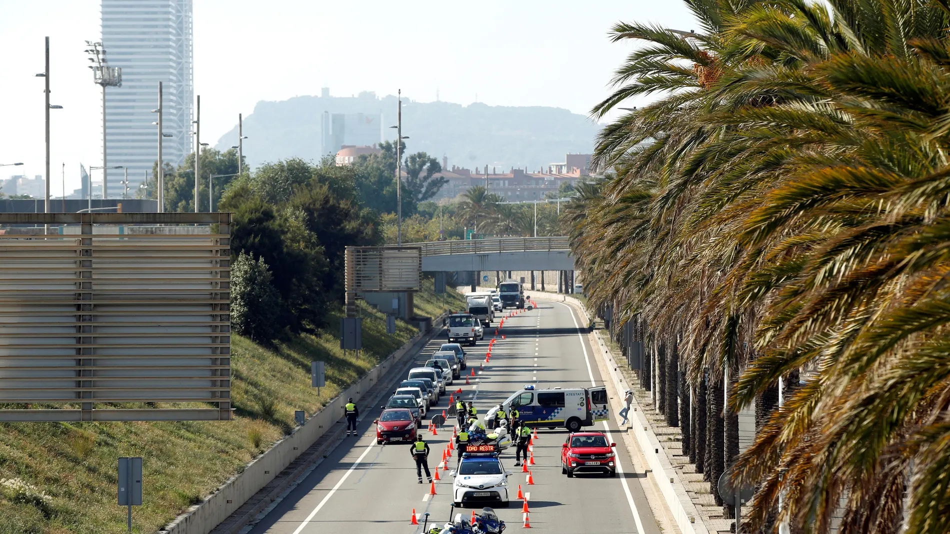 Vista de un control de la Guardia Urbana en la Ronda del Litoral en Barcelona este sábado, cuando las nuevas medidas aprobadas por el Govern de la Generalitat para la contención del Covid-19