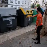 Un hombre ante el contenedor de basura de Huelva donde se ha hallado una bolsa de basura con restos humanos