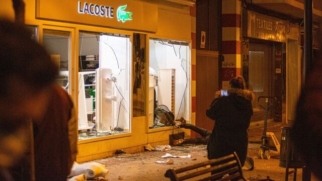 Tienda de Lacoste asaltada durante los disturbios del sábado