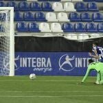 Luis Rioja enfila la portería con Neto en el suelo