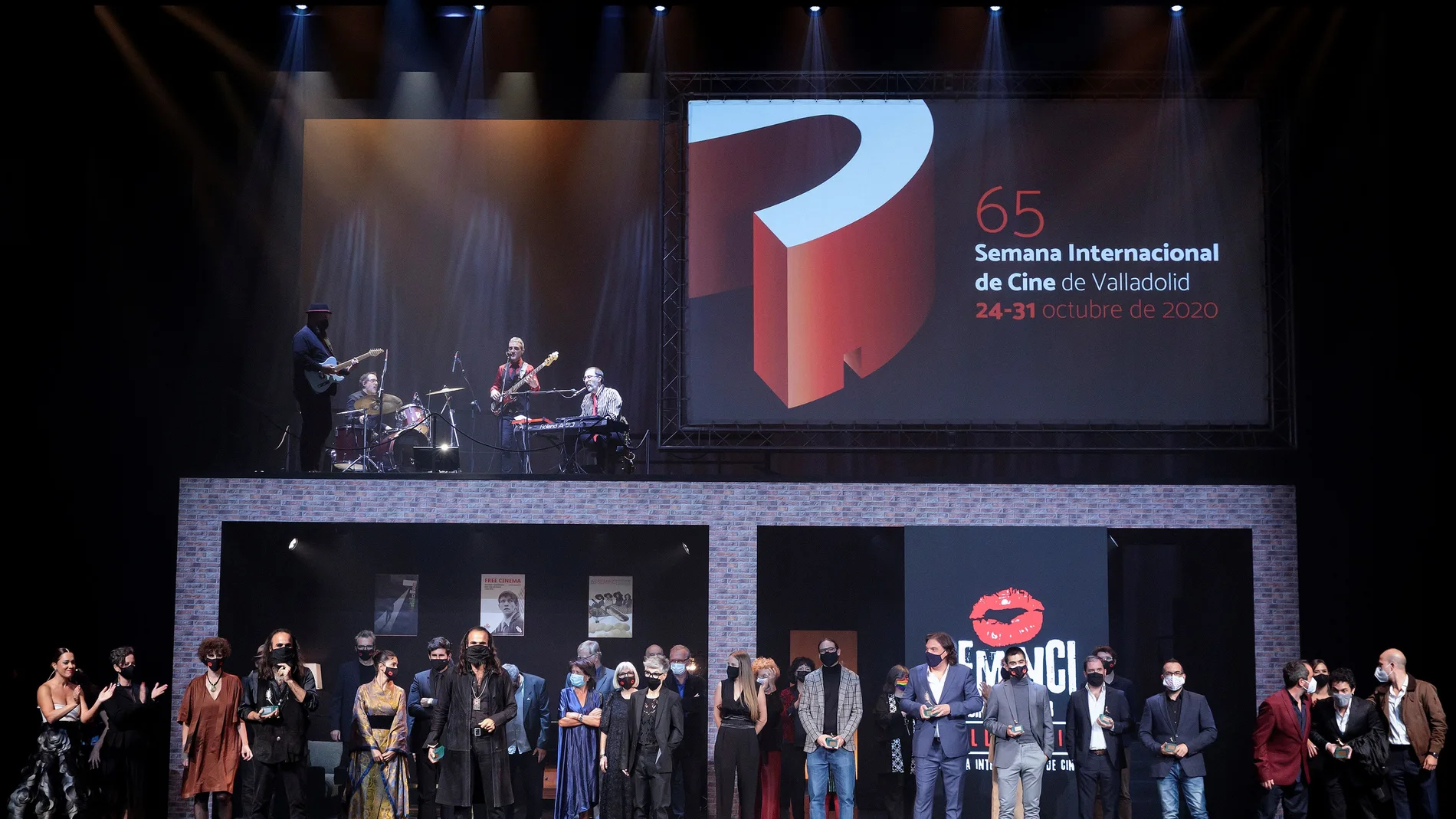 Foto de familia de galardonados en la gala de clausura del la 65 edición de la SEMINCI, hoy en Valladolid EFE/Nacho Gallego