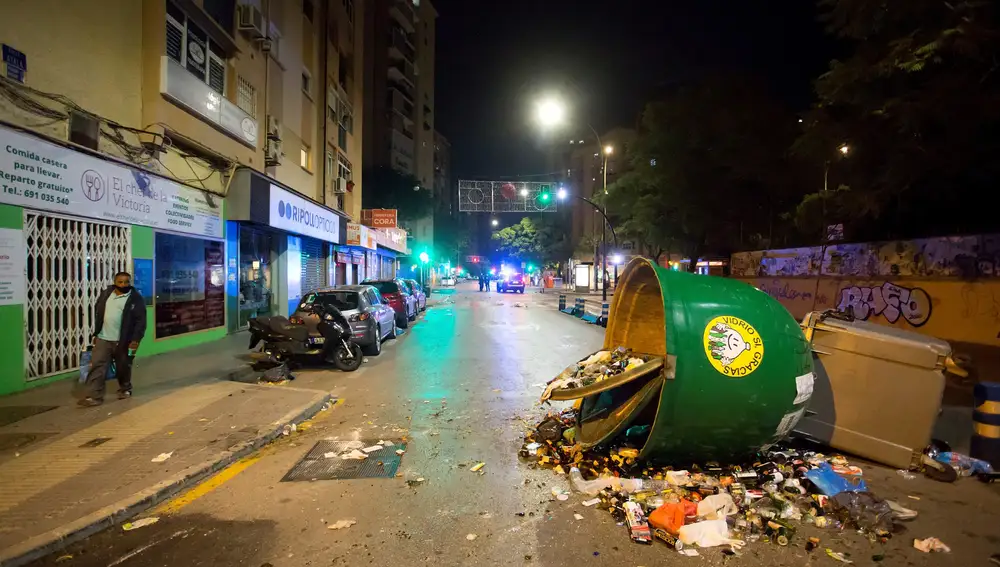 Contenedores volcados en la barriada de Huelin