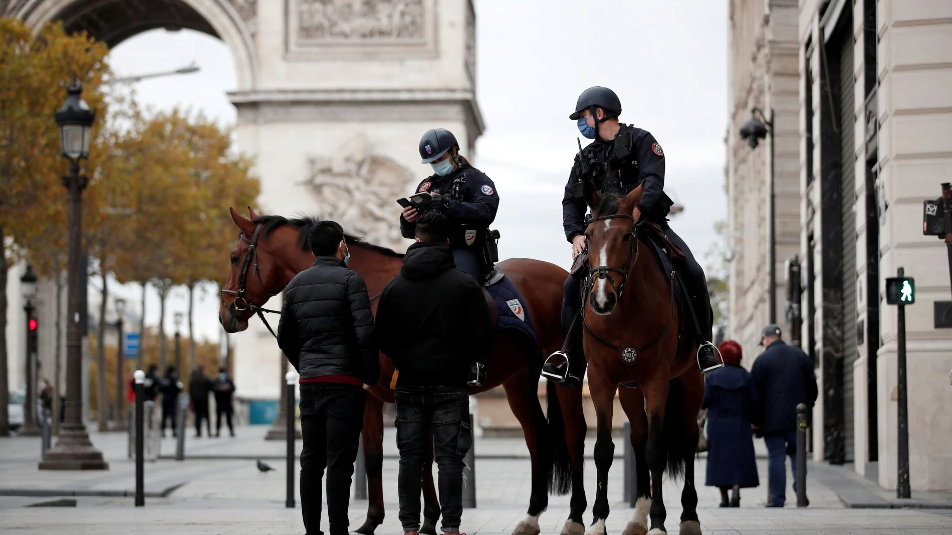 Policía a caballo junto al Arco del Triunfo en París