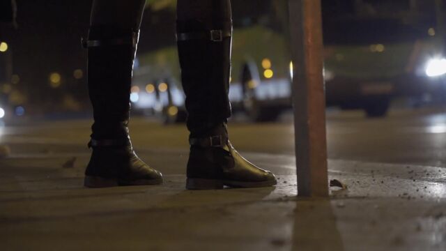 Una mujer esperando el autobús nocturno del sistema de "paradas a demanda" que permite que tanto mujeres como menores de edad puedan acortar sus recorridos por la noche, ofreciéndoles una mayor seguridad. David Jar