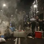 Manifestantes intentado cortar la Gran Vía de Madrid quemando contenedores y formando barricadas tras una concentración organizada en el centro de la capital en una imagen de archivo.