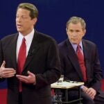 Los candidatos en las elecciones de 2000 Al Gore y George W. Bush durante un debate