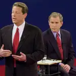 Los candidatos en las elecciones de 2000 Al Gore y George W. Bush durante un debate