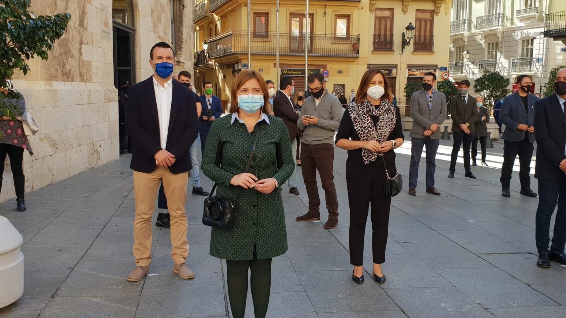 Los populares han participado esta mañana en un minuto de silencia por las víctimas del covid-19