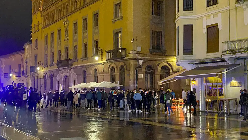 Concentración de jóvenes en el centro de León para protestar por el toque de queda