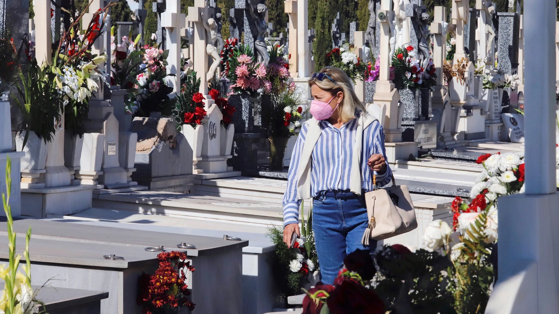 Una mujer camina por el Cementerio de Nuestro Padre Jesús de Murcia