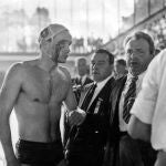 Ervin Zador sale sangrando de la piscina en los Juegos de Melbourne